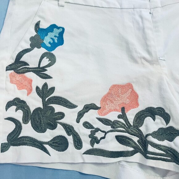 Crown & Ivy White Floral Embroidered Shorts- Women's Size 8 - Picture 3 of 9